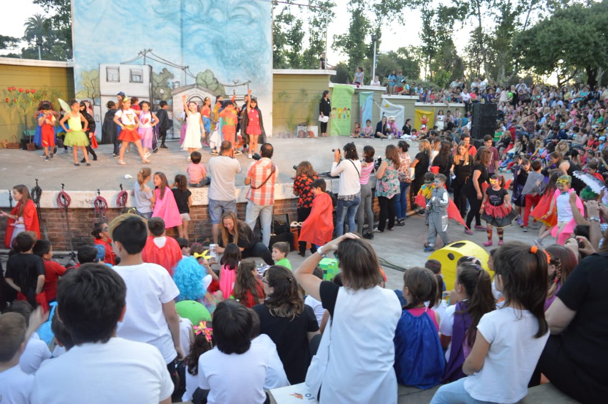 EP15Rauch's tweet photo. Acto recreativo en el Anfiteatro Municipal. Gracias por el acompañamiento @jef_rauch @marianperuchena
@ciierauch @CEscolarRauch @vuelaquetevuela https://t.co/pJyqprceZb