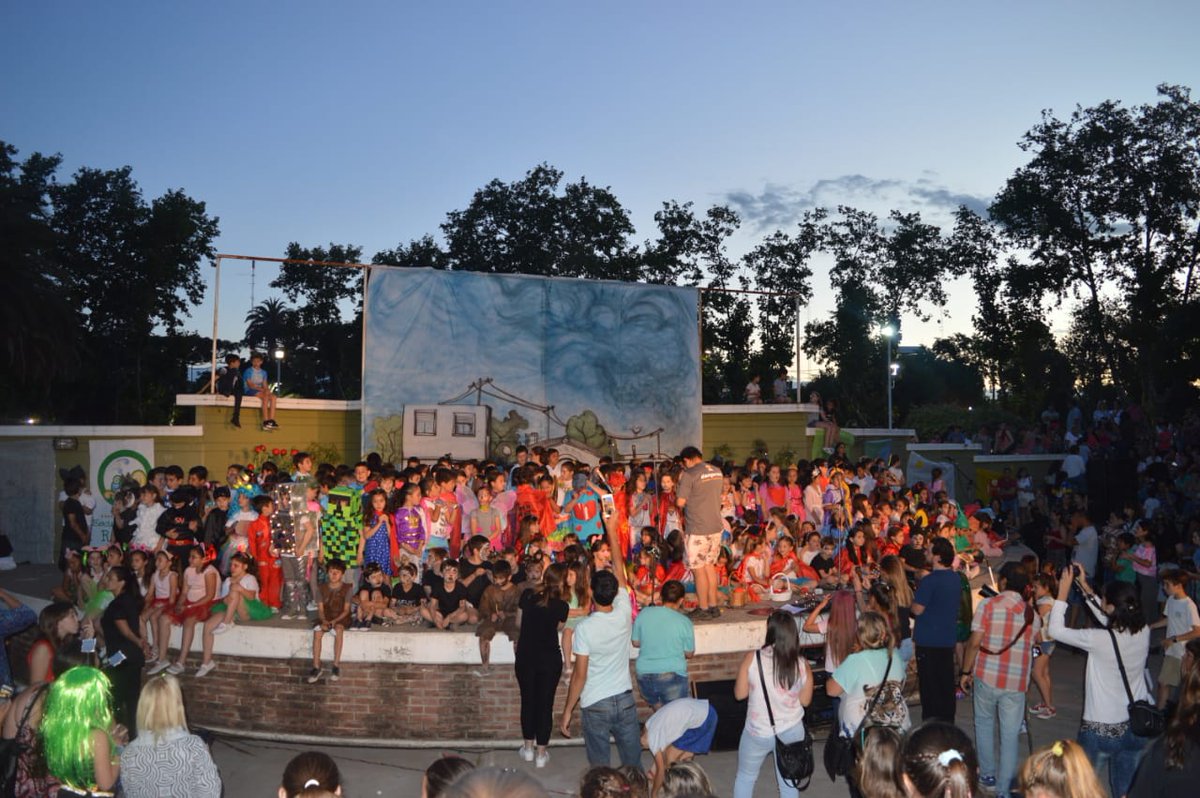 EP15Rauch's tweet photo. Acto recreativo en el Anfiteatro Municipal. Gracias por el acompañamiento @jef_rauch @marianperuchena
@ciierauch @CEscolarRauch @vuelaquetevuela https://t.co/pJyqprceZb