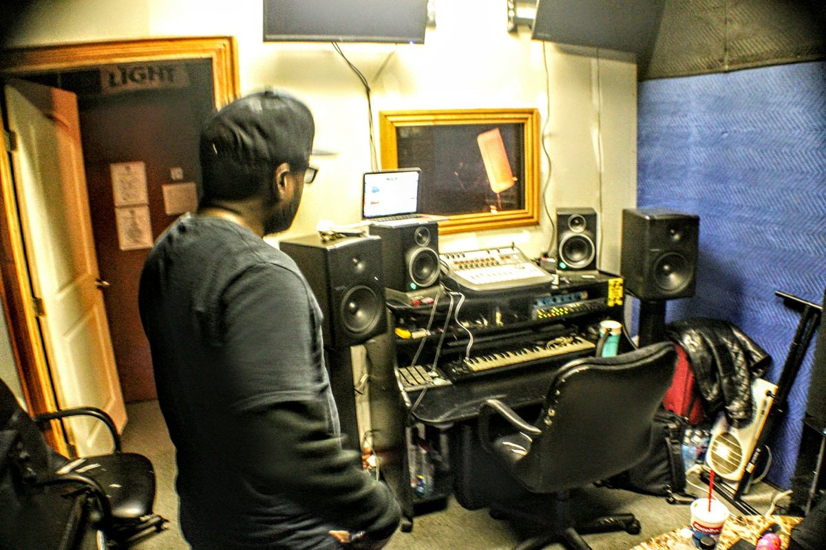 TheRapGrad's tweet photo. Perfecting my craft 🤓👌🏿 Who's ready to work??? 📷💥: @LegendaryP_  
#mikeu #songwriter #rapper #rapgamegraduate #doubleclarity https://t.co/7ndzUJuxW7