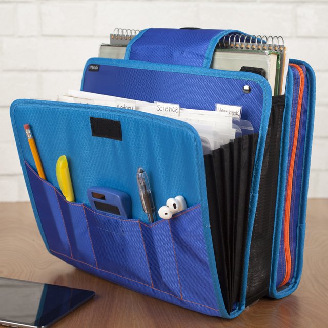 MeadFiveStar's tweet photo. You need a binder that has room for everything. With pockets for pens, books, and room for your phone, headphones and everything else you need, these strong, zipper binders are your go-to! #FiveStarStrong #StrengthNotStress #AlwaysOrganized https://t.co/c3vqEyA4ZG