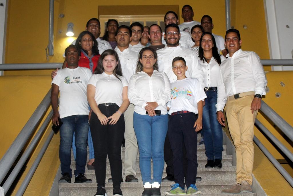 JuventudPSUV's tweet photo. La #JPSUV en #Cuba: Trabajamos todos los días por el buen vivir de nuestro pueblo. De Fidel aprendimos a no descansar ni un minuto. Vamos @NicolasMaduro los patriotas  estamos contigo. https://t.co/12b64fh2uO