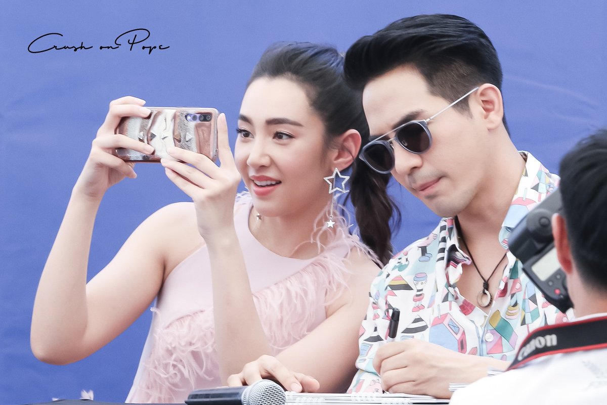 CrushOnPope's tweet photo. เห้ยเบลตั้งใจเซ็นดิ มัวแต่ถ่าย เดี๋ยวเซ็นไม่ทันนนนะะะะะะะะ

#popezaap #โป๊ปธนวรรธน์ #bellacampen #เบลล่าราณี #โป๊ปเบลล่า https://t.co/n6wYiOZpt0