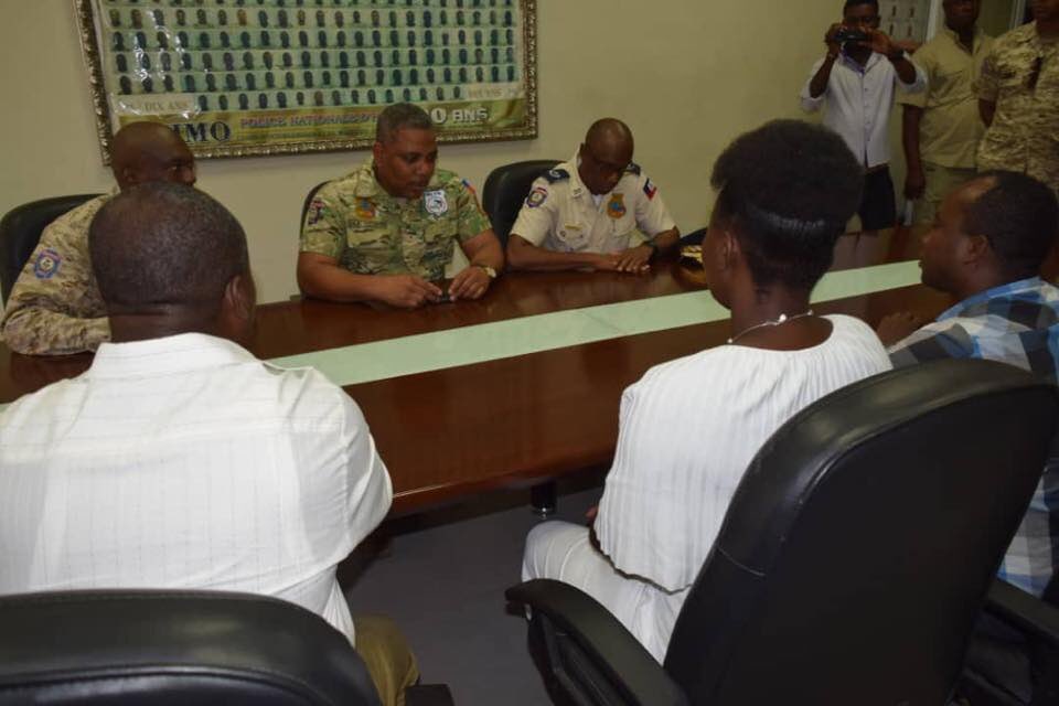 pnh_officiel's tweet photo. [#Haiti].Visite de courtoisie du @DG_PNH à la base du CIMO, ce lundi 26 novembre...
👉 https://t.co/ejoBllVCQl https://t.co/PEDfpSOGR3