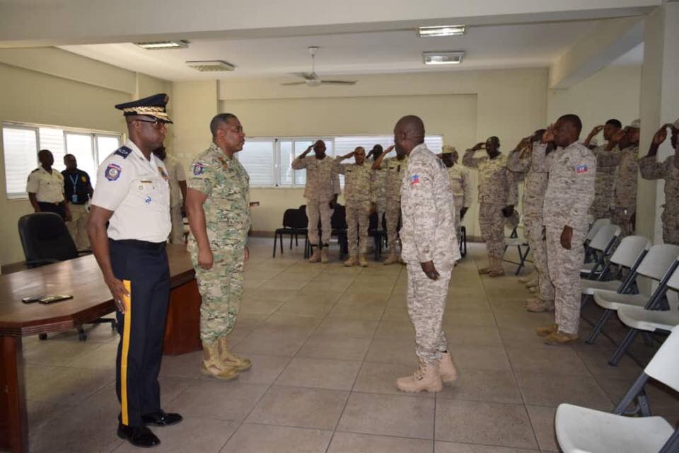 pnh_officiel's tweet photo. [#Haiti].Visite de courtoisie du @DG_PNH à la base du CIMO, ce lundi 26 novembre...
👉 https://t.co/ejoBllVCQl https://t.co/PEDfpSOGR3