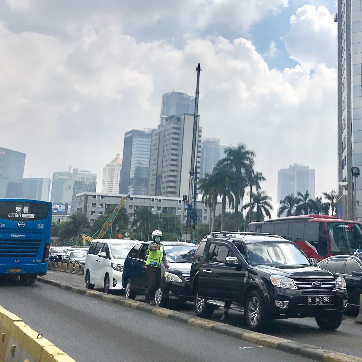 tweetDeny's tweet photo. Dibantu dong rekannya @TMCPoldaMetro  masa sendirian aja dan masih banyak di belakangnya 💪 https://t.co/0iDvAv1aTG