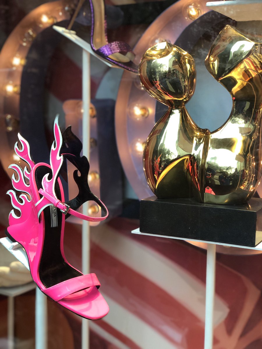 jenniferaradhya's tweet photo. The windows of @Bergdorfs always make me swoon. #bergdorfgoodies #BGholiday #BGwindows #nyc https://t.co/qOnFZlEeJb