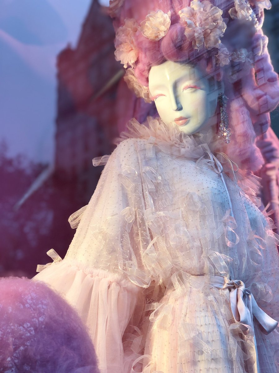 jenniferaradhya's tweet photo. The windows of @Bergdorfs always make me swoon. #bergdorfgoodies #BGholiday #BGwindows #nyc https://t.co/qOnFZlEeJb