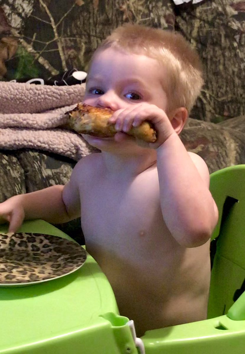 destmillion94's tweet photo. Ain’t no thing but a chicken leg 🍗😂💙 https://t.co/2i5JHQTJ2x
