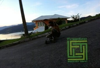 Smokinglize1's tweet photo. Quando não tem onda pra surfa 🌊
Mas tem ladeira pra dropar🌇
#Droplize #carveboard #freelize #GreenCoastin #VistaMar #frontSlid https://t.co/B9Sf8To7Gw