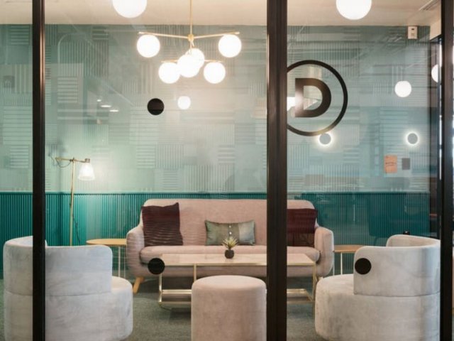 Located just blocks away from the Chicago River, this coworking is near to several major bus lines and ample parking nearby.  Find everything about it here bit.ly/2RgW9hA