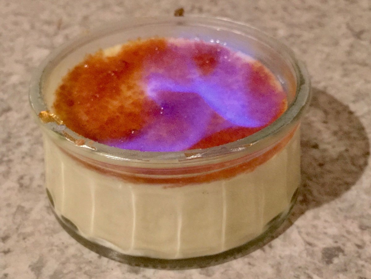 Dr Rawhead A Twitter コストコでクレームブリュレ買ったら グラニュー糖が袋に入ってきた バーナーがないので ウオッカぶっかけてフランベしたら結構いい感じに溶けた 笑