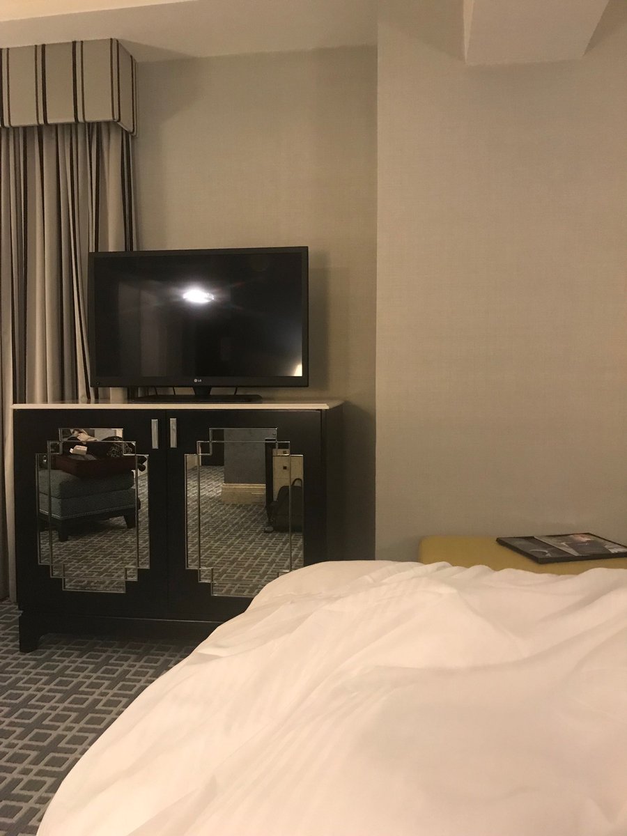 ⁦@BillieJeanKing⁩ I am at luxurious hotel in Toronto but the TV is off to the left. Couldn’t help but recall your comments ⁦⁦@GlobalBTA⁩   in San Diego. #IDontNeedMuch #SimpleThings #DontNeedLuxury #KeepItCentered