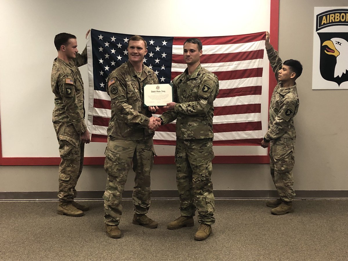 RealIronFires's tweet photo. Had the honor of administering the Oath of Enlistment to one of the finest NCO’s I have worked with in the Army. SGT Beckett embodies the NCO Creed and is a Leader any Soldier would love to work for and with. #Yut #clearedhot #ironsharpensiron #timeontarget https://t.co/zACYjIFa53