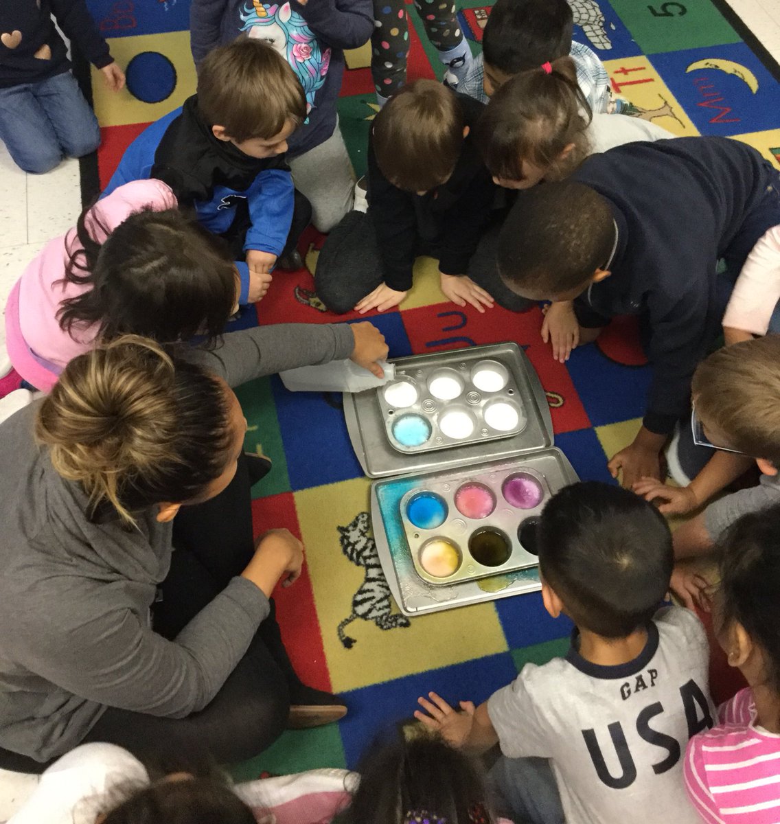 MacellaioFDK3's tweet photo. We have been learning about mixing colours! Students loved our Fizz it Up Experiment where we mixed different colours together & watched them explode with baking powder & vinegar 😊🎨 #FDKscience @DPCDSB_BFA https://t.co/SKH6NRHH9t