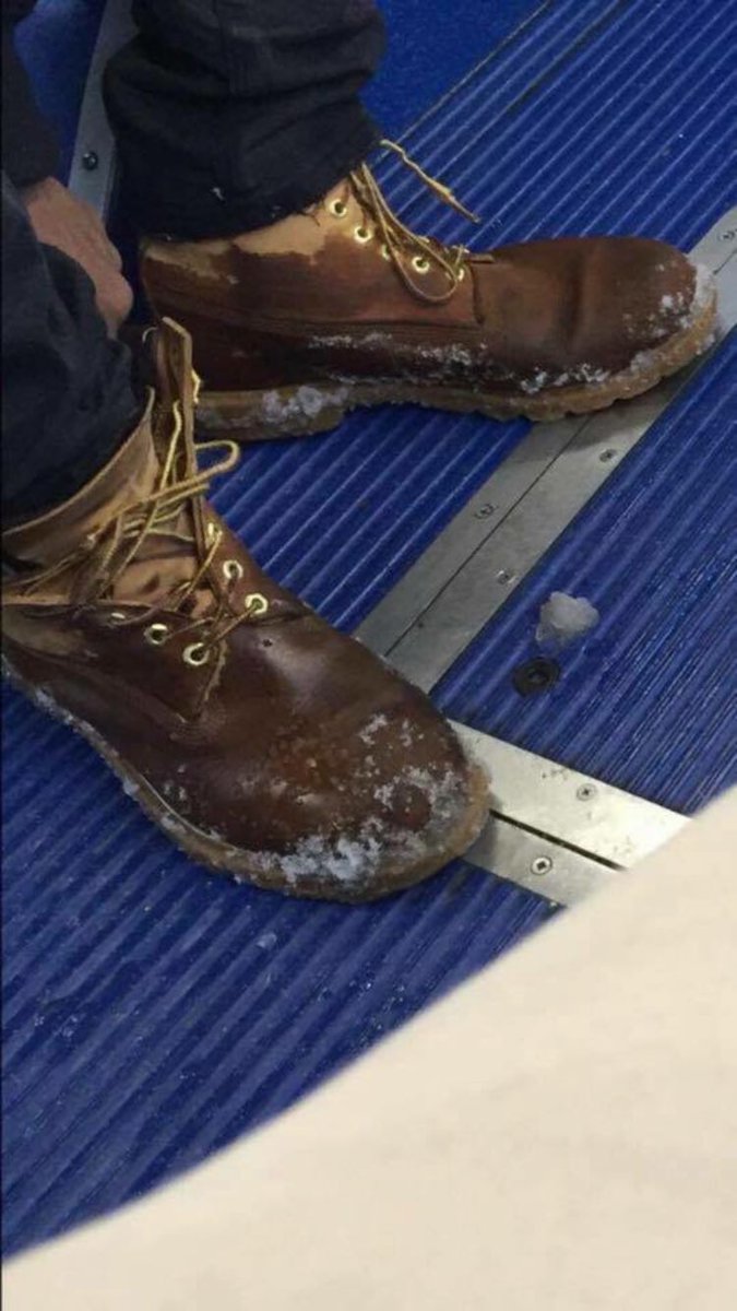 BrinaB_'s tweet photo. When the mild sauce leaking through the brown bag ♨️♨️♨️ https://t.co/z7gJgJFQCj