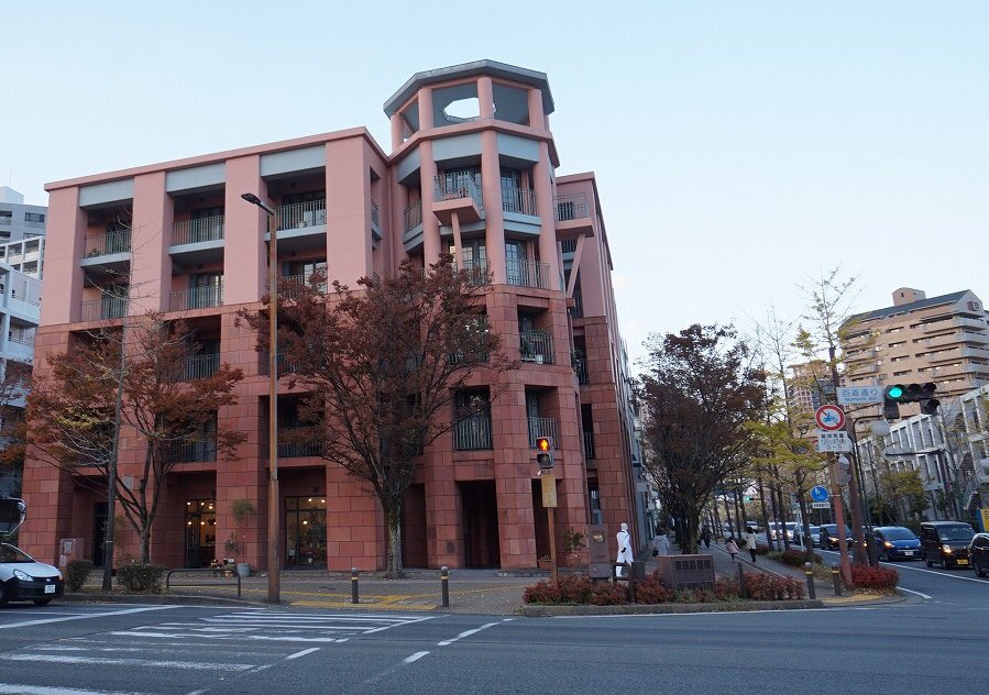 ドリームステージ Twitterren 11月27日 Dream賃貸 ネクサス百道マイケルグレイヴス棟 世界的建築家の傑作 シーサイドももちの玄関口 ディズニーワールドリゾードを連想させる赤レンガ外観と六角形ホールが 異国情緒を一層漂わせます T Co Gzwbd5bsdn