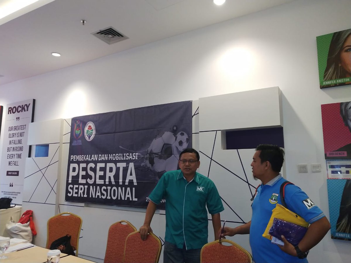 Koordinator Manajemen Kompetisi (MK), Bung Kus, sedang berdiskusi dengan koordinator panpel lokal Seri Nasional LDN 2018 di Hotel Fame, Kab. Tangerang.
@KemenDesa 
#LigaDesaNusantara
#LDN2018