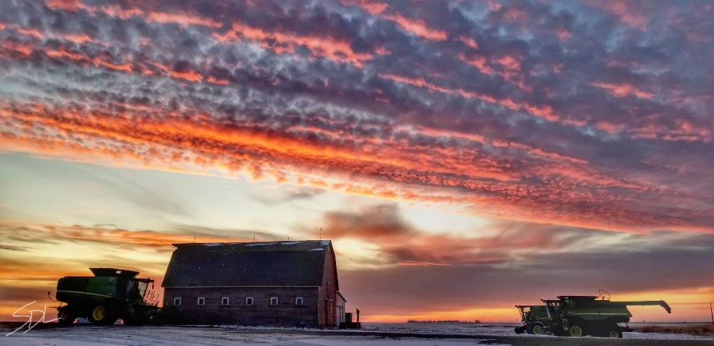 SarahLeguee's tweet photo. Saskatchewan skies showing off again...sunset and sunrise, both insanely awesome 🤩😍 Fillmore, SK @CTVwdean #landoflivingskies #farmlife #agmorethanever #meanwhileinsaskatchewan https://t.co/fkUuv4vZGC