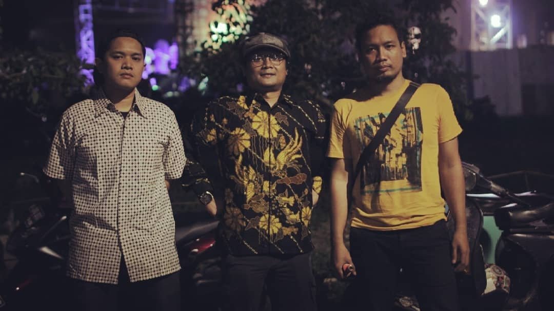 vespunker's tweet photo. Investasi paling berharga ketika kita bisa bikin orang lain bahagia.

#fun
#gigs
#palu
#punk
#band
#vespa
#kalem
#event
#happy
#charity
#vespunk
#precious
#donggala
#saturdaynight
#positivethinking
#satuvespasejutasaudara
#salamdamaimariberkawan https://t.co/JqEn4KMaBF