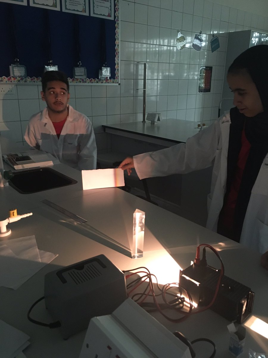 MsYasminsLab's tweet photo. The grade 10s begin to explore the properties of light with a simple experiment to show colours using a ray box and prism. #OICSscience #science #electromagneticspectrum https://t.co/OUCo5uUnNp