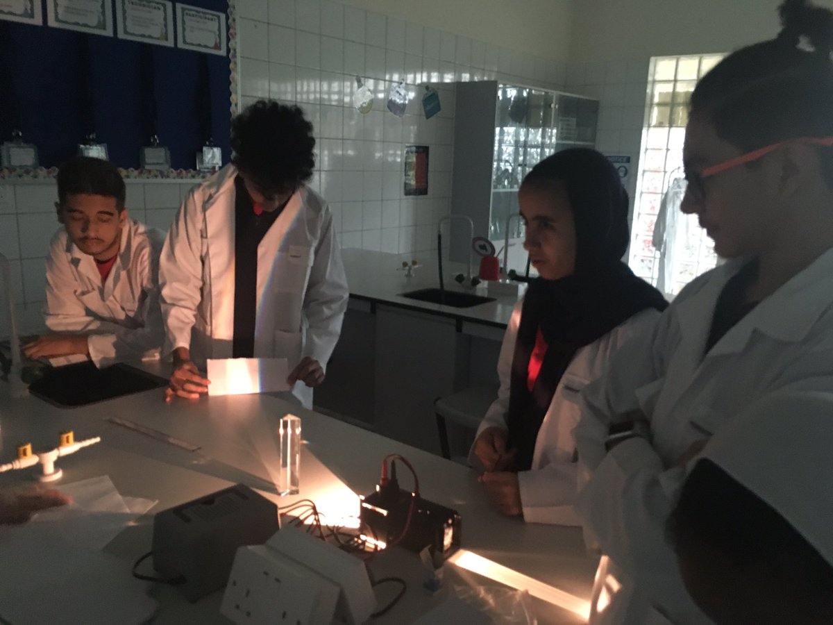 MsYasminsLab's tweet photo. The grade 10s begin to explore the properties of light with a simple experiment to show colours using a ray box and prism. #OICSscience #science #electromagneticspectrum https://t.co/OUCo5uUnNp