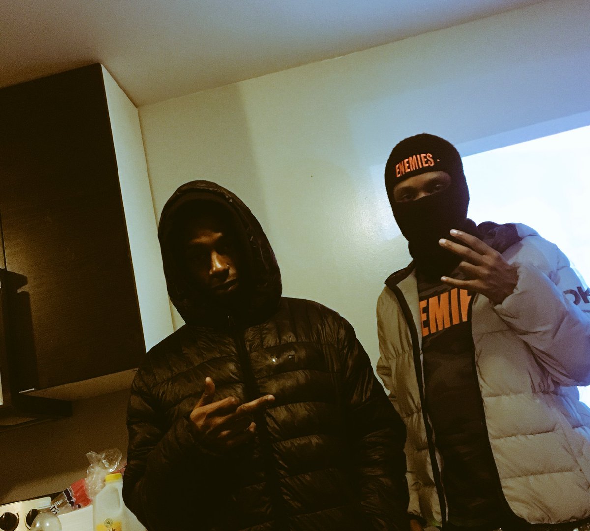 _sayda__'s tweet photo. BMB Sayda x yung mojo #bmbdeathrow  #5fingerposse https://t.co/BMJefzJVak