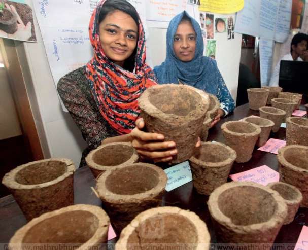mathrubhumi's tweet photo. ചാണകവും ജൈവപാഴ്‌വസ്തുക്കളും മാത്രമല്ല, ഉമിയും ചകിരിച്ചോറുമൊക്ക ചെടിച്ചട്ടിയുണ്ടാക്കാൻ ഉപയോഗിച്ചിട്ടുണ്ട്. https://t.co/IFdn9fJlp1 #StateSchoolScienceFair2018 #ScienceFair2018 #Kannur https://t.co/Vc4vYwNvOu