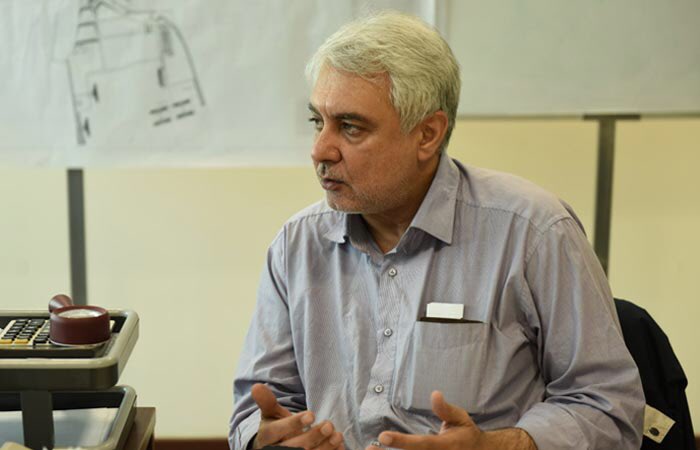 در خبرها آمده «فروزان‌آصف‌نخعی» روزنامه‌نگار شناخته شده،در یک کیوسک روزنامه‌فروشی در گرگان مشغول به کار است.البته از او که از تبار شرافت است جز این انتظار نبود که در شرایط سخت،شغلی آبرومند پیشه کند.تاسف برای آنهاست که قدرِ او ندانستند و به قدرت که رسیدند،همه چیز را فراموش کردند