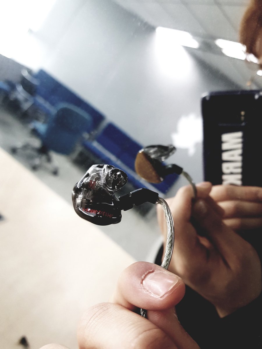 Quienanaxx's tweet image. มาร์คเป็นผู้ชายที่ไม่ค่อยจะอะไรกับพวกความสวยความงามเลยนะ แฮนด์ครีมไม่ใช้ มีคนถามว่าใช้น้ำหอมกลิ่นอะไรน้องก็บอกว่าไม่ได้ใช้ ถามว่าใช้ครีมอาบน้ำอะไรน้องบอกมีอะไรให้ใช้ก็ใช้อันนั้น เออดีชอบความเรียบง่ายนี้555555555555