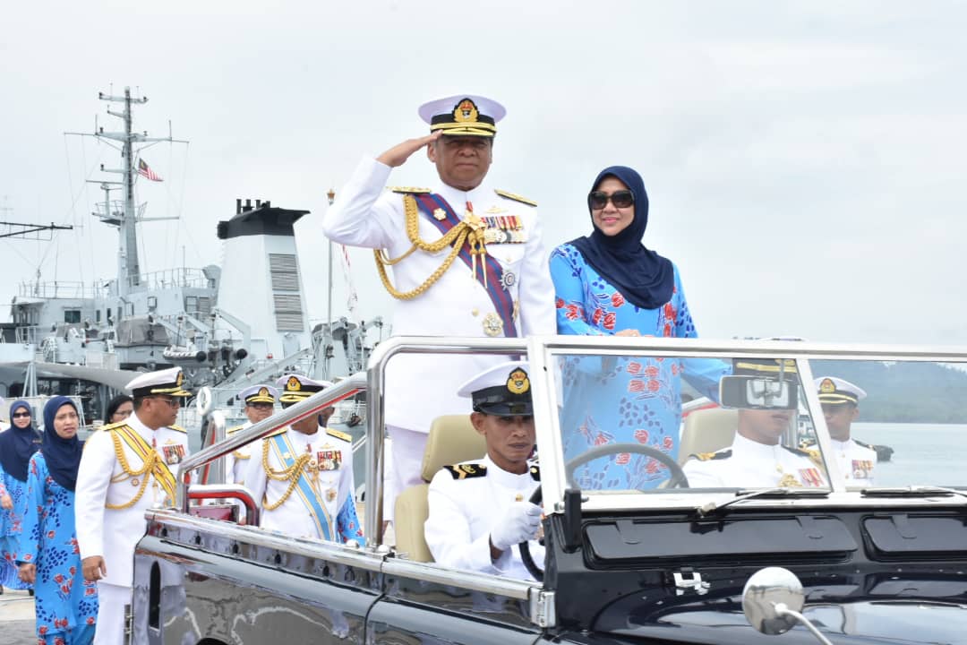 tldm_rasmi's tweet photo. Street Lining di Pangkalan TLDM Lumut menjadi acara terakhir bagi  warga #NavyPeople memberi penghormatan terakhir di samping mengiringi Panglima Tentera Laut TS @mykamarul keluar pangkalan simbolik persaraan beliau. 
#TerimaKasihPTL
#FairWindsFollowingSeas
#NavyNews https://t.co/wIcd7sJ8tN