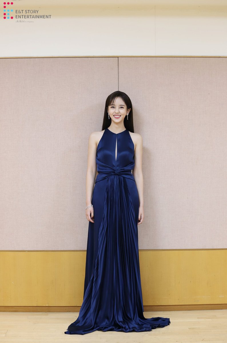 [비하인드] 2018 <제 39회 #청룡영화제>❣
우아한 블루 드레스를 휘날리며 많은 사람들을 심쿵! 시켰던 바로 그 현장 비하인드를 공개합니다 :) #김소현