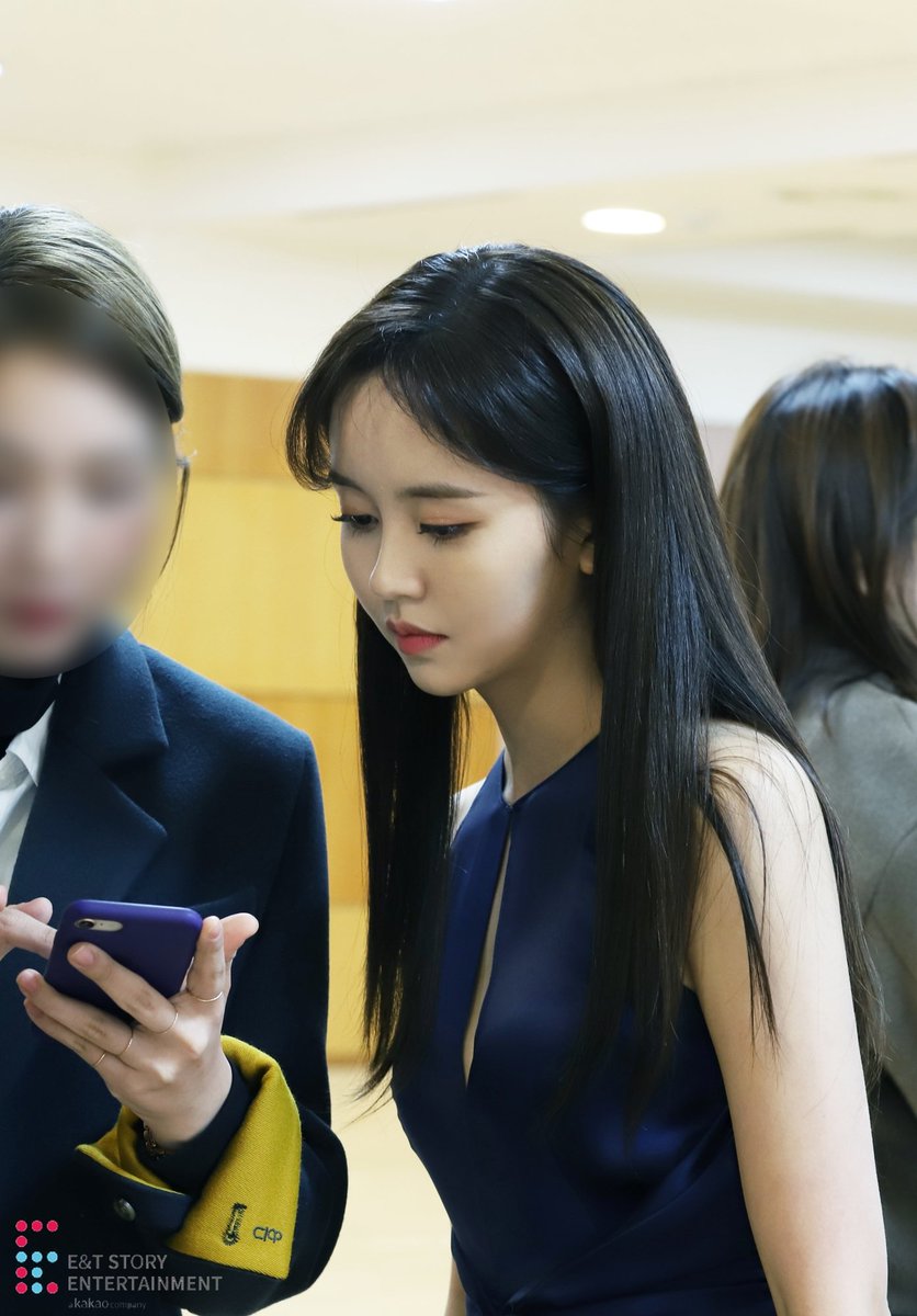 KlausEvent's tweet photo. [비하인드] 2018 <제 39회 #청룡영화제>❣
우아한 블루 드레스를 휘날리며 많은 사람들을 심쿵! 시켰던 바로 그 현장 비하인드를 공개합니다 :) #김소현 https://t.co/rh5phde6Mr