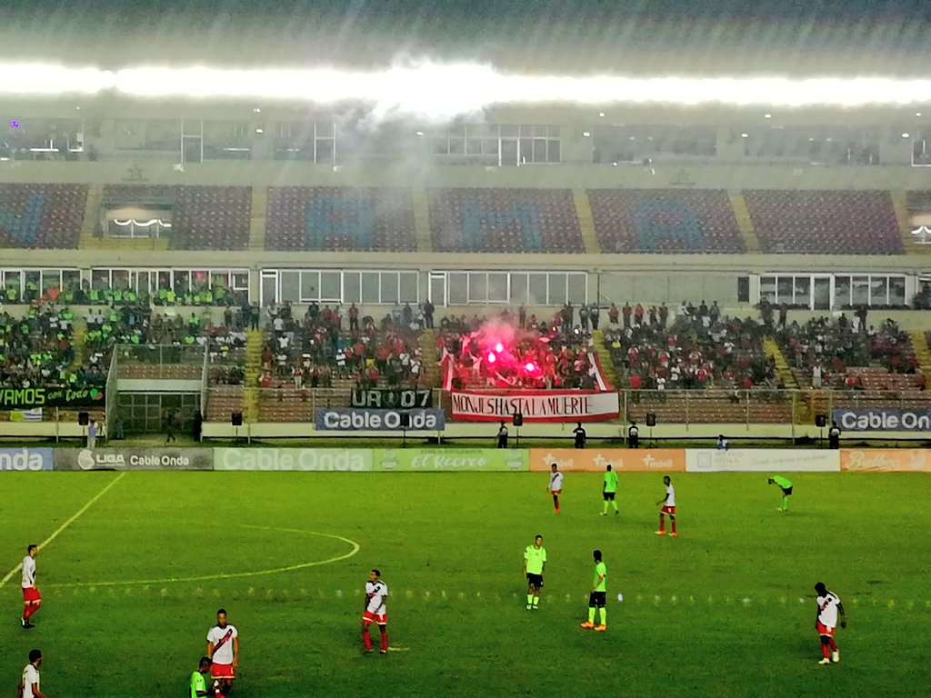 sanfrafc_pa's tweet photo. Aparecen las bengalas, por parte de la fanaticada del Poderoso. 
 
| CDE 1 vs 2 SFFC |

#SemisLPF 
#EstoyEnLasGradas

#MonjeSoy 🔴🔴 https://t.co/IFr99qkcN3