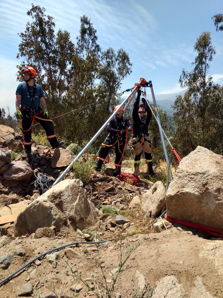 PrimeraCBPA's tweet photo. Continuando con el desarrollo de la especialidad, es que ésta mañana @PrimeraCBPA realizó una academia práctica de Rescate en Desnivel, en la cual se utilizó nuestro trípode #ArizonaVortex en terrenos agrestes.
¡Se agradece la asistencia! https://t.co/XYis8q7oOz