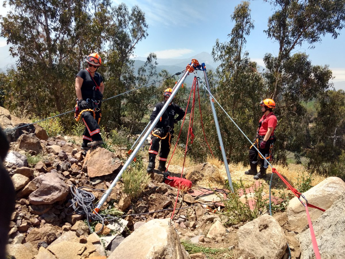 PrimeraCBPA's tweet photo. Continuando con el desarrollo de la especialidad, es que ésta mañana @PrimeraCBPA realizó una academia práctica de Rescate en Desnivel, en la cual se utilizó nuestro trípode #ArizonaVortex en terrenos agrestes.
¡Se agradece la asistencia! https://t.co/XYis8q7oOz