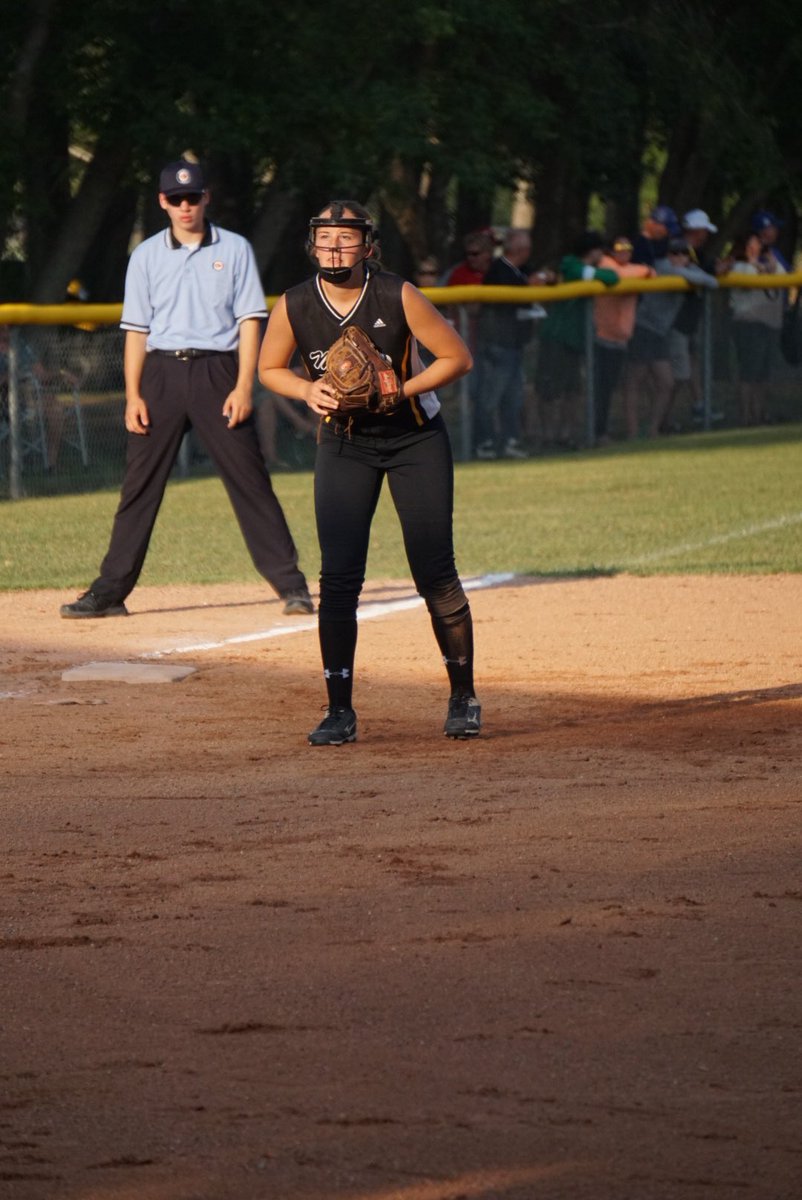 KaitlynSlator's tweet image. This sport has done so much for me and I can’t be more than honoured to accept this award.  Thank to my amazing coach Bev Neufeld and all my teammates for pushing me to be the player and person I am today!! Gonna miss wearing this jersey💛⚾️