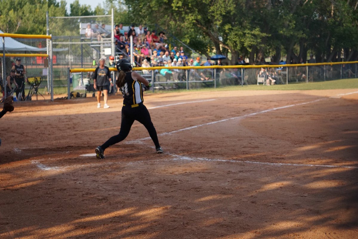 KaitlynSlator's tweet image. This sport has done so much for me and I can’t be more than honoured to accept this award.  Thank to my amazing coach Bev Neufeld and all my teammates for pushing me to be the player and person I am today!! Gonna miss wearing this jersey💛⚾️
