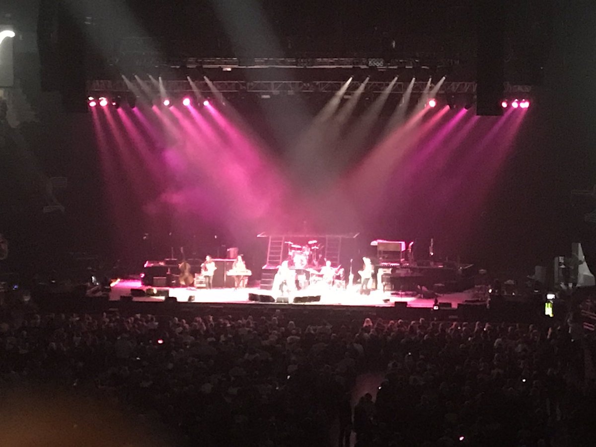OlHippyTCF's tweet photo. #sprintcenter #bluewaterhighway #bobseger Intro band! https://t.co/YV7sjHk8Df