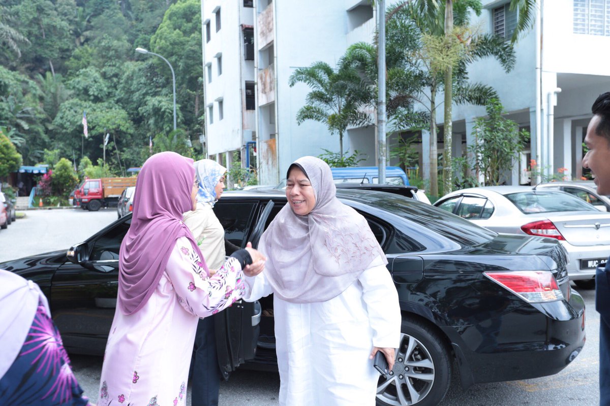 AmpangP99's tweet photo. YBM Zuraida Kamaruddin menghadiri majlis Sambutan Maulidur Rasul Anjuran Persatuan Penduduk Pangsapuri Taman Ukay Indah .
#ampang99 #ybkesayanganampang #ybzuraidakamaruddin #malaysiabaru #menteriperumahandankerajaantempatanh #sayangimalaysiaku #ampangpower https://t.co/YYjAqGclmP