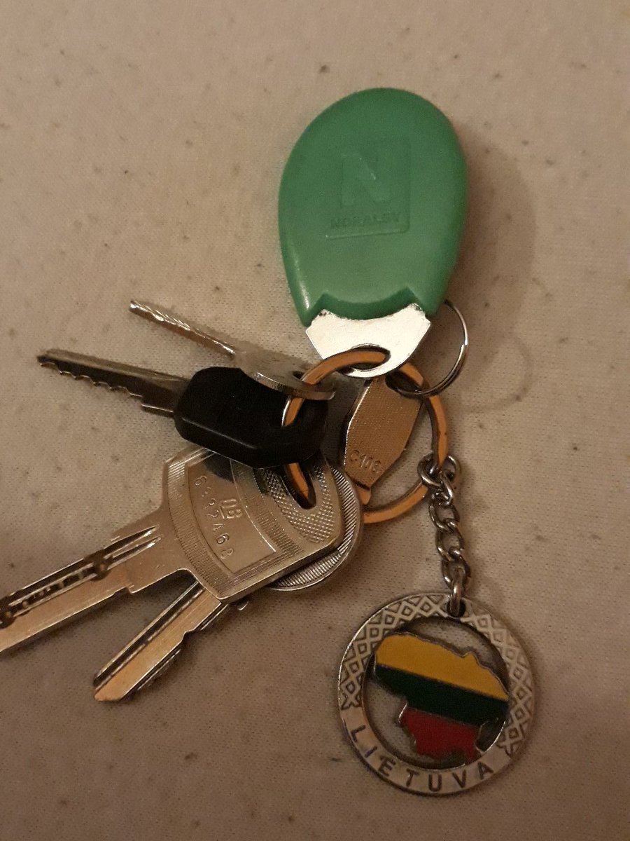 JeanKulki94's tweet photo. J'ai trouvé ces clefs lors de la manif #GiletsJaunes. Faites tourner svp merci https://t.co/mqG2z7uFl4