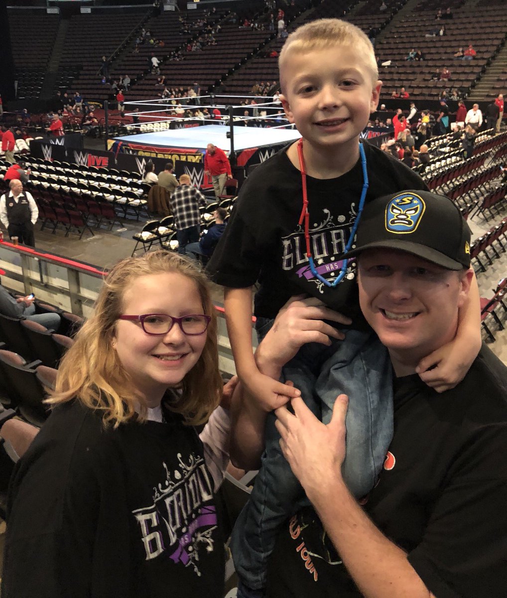 JMelz1323's tweet photo. #WWEStarrcade in Cincinnati! My son and daughter at their first WWE show! #USBankArena https://t.co/zFxi8KAfH0