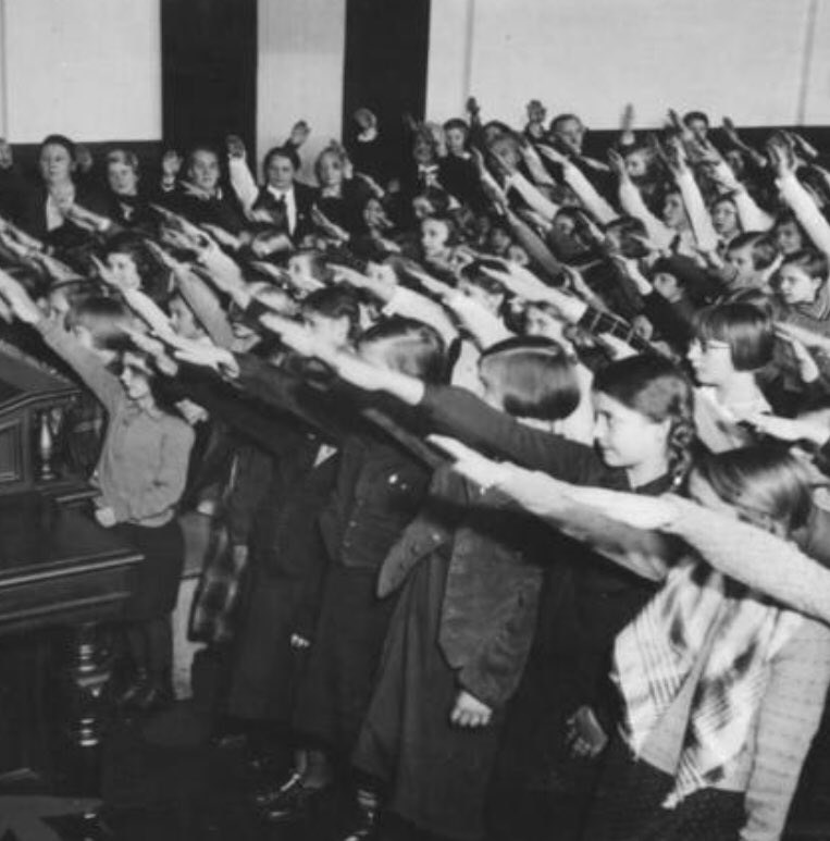 Amy_Siskind's tweet photo. Yeah @LoriMMueller - I can see how it was confusing whether it was a Nazi salute. #BarabooShame https://t.co/rYngTXTGWa