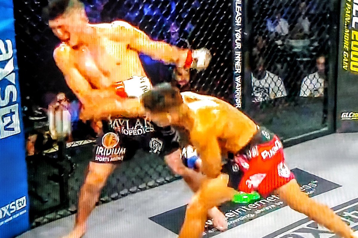 1Xhawaiian's tweet photo. Turning heads...
With Hawaiian fists.
@VinceTheAnomaly the striking ace dominated #lfa54 fight vs Veteran pro Joe Murphy
@patmiletich 
@LFAfighting 
@reedharrisufc 
@MMAjunkie 
@UFCInsiders https://t.co/5CaRdOQUY0