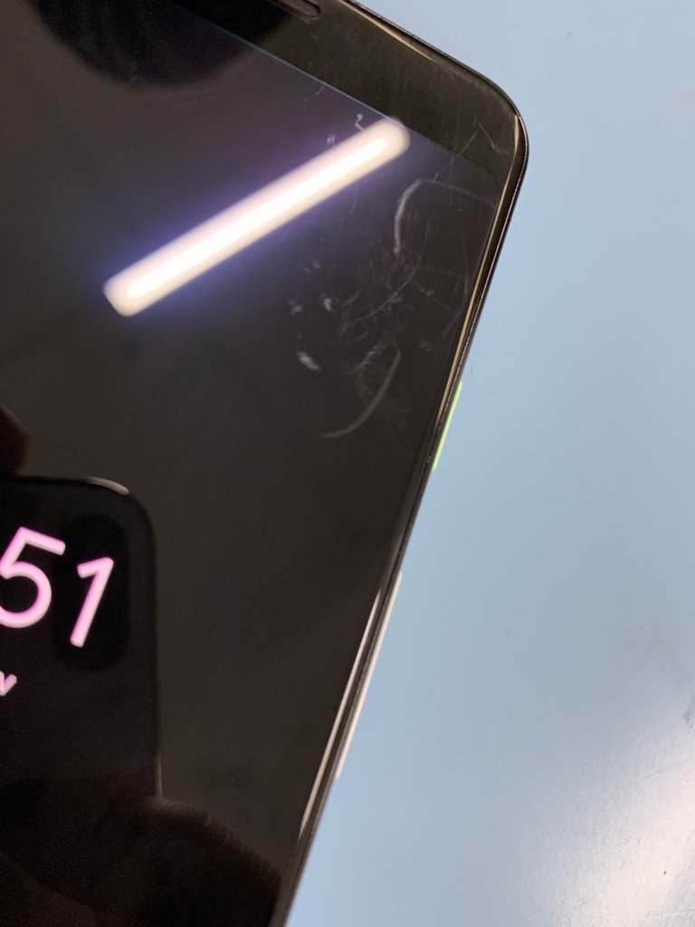 YorkYang5's tweet photo. @Dave2D How do you cope with the scratches on the screen?Since you are more like a normal consumer (from your hate apple video), I’m really curious about your choice https://t.co/9TwUHfnpkX