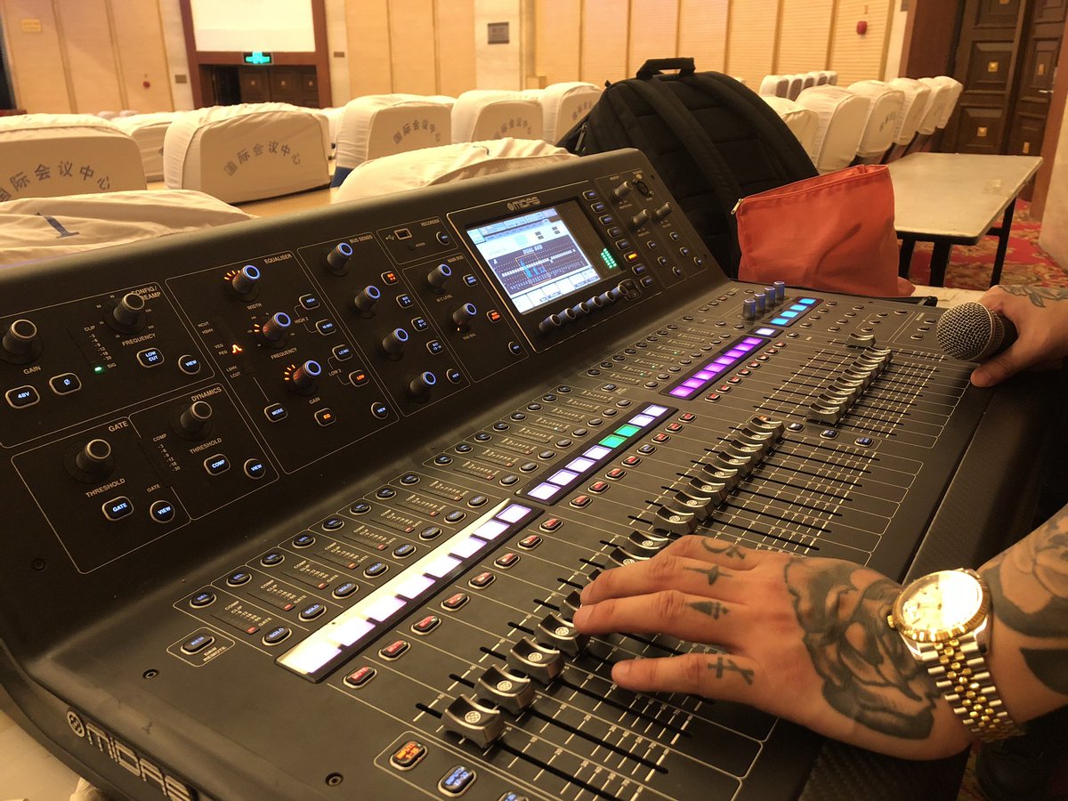 SUBLIVECHINA's tweet image. SUB LIVE provide equipment and technical support for the performance of He Dahe at Harbin GlobeTheatre. #何大河 #habin #sublive #liveshow #China