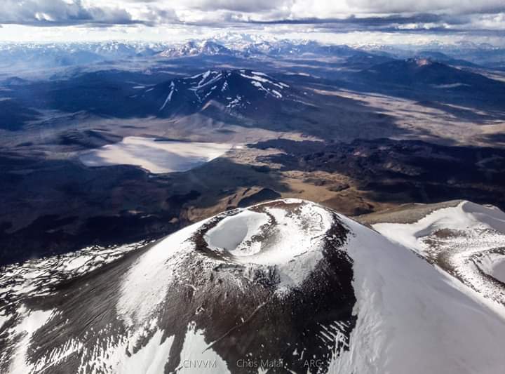 alfonsoscelzi's tweet photo. Para los apasionados de los paisajes #ChosMalal del #norteneuquino, va esta hermosa fotografía tomada ayer por Sebastián del CNVVM. Una alineación del #VolcánTromen, la laguna del mismo nombre, el cerro #Wayle y al fondo el volcán Domuyo. Este último con sus 4700mts https://t.co/YvWWc2rDV4