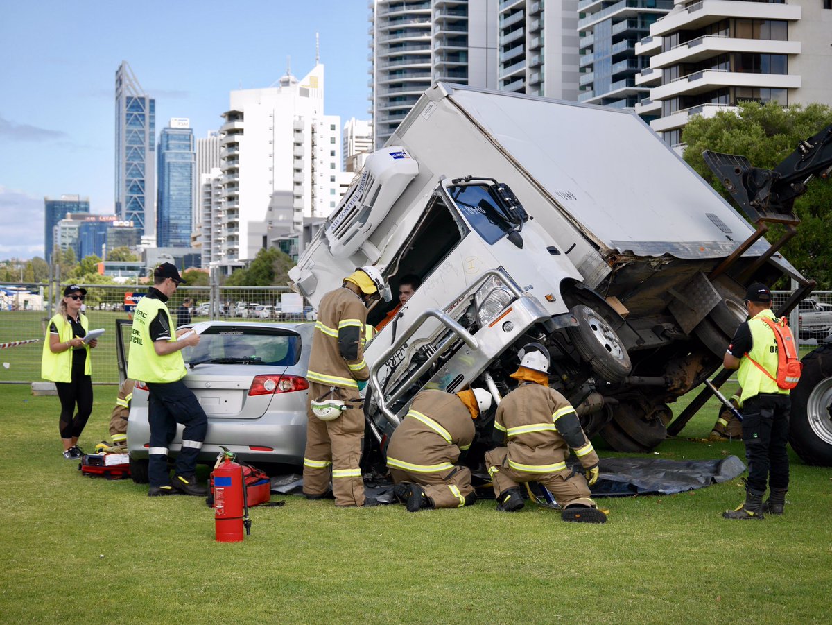 ausgoldindustry's tweet photo. .@NewmontAu's Boddington #EmergencyResponse team getting serious as they take on the road crash rescue on the final day @MERCinPerth! See @ausgoldindustry members test their lifesaving skills @CityofPerth in Langley Park #mercinperth #merc2018 #ERT #gold #goldmining https://t.co/6Da7zrbJnF