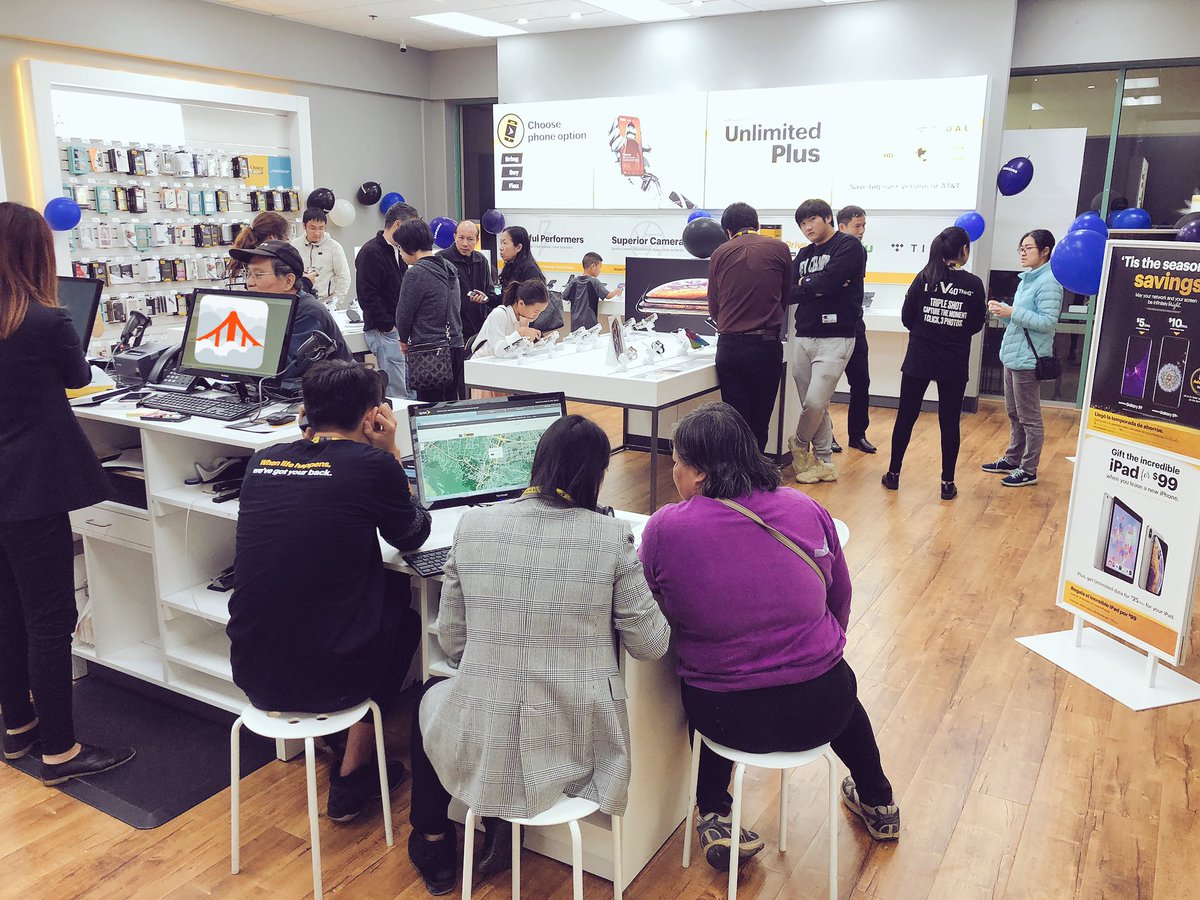 JamesLeeWW's tweet photo. Great job Elijah, Di, Kevin and the Entire Newark Sprint Staff! Maniacally focused for 50+ new @Sprint activations #SprintFam #WeAreNW Follow this amazing #AccountExecutive ~> @EliSprint https://t.co/kftiNiAfK6