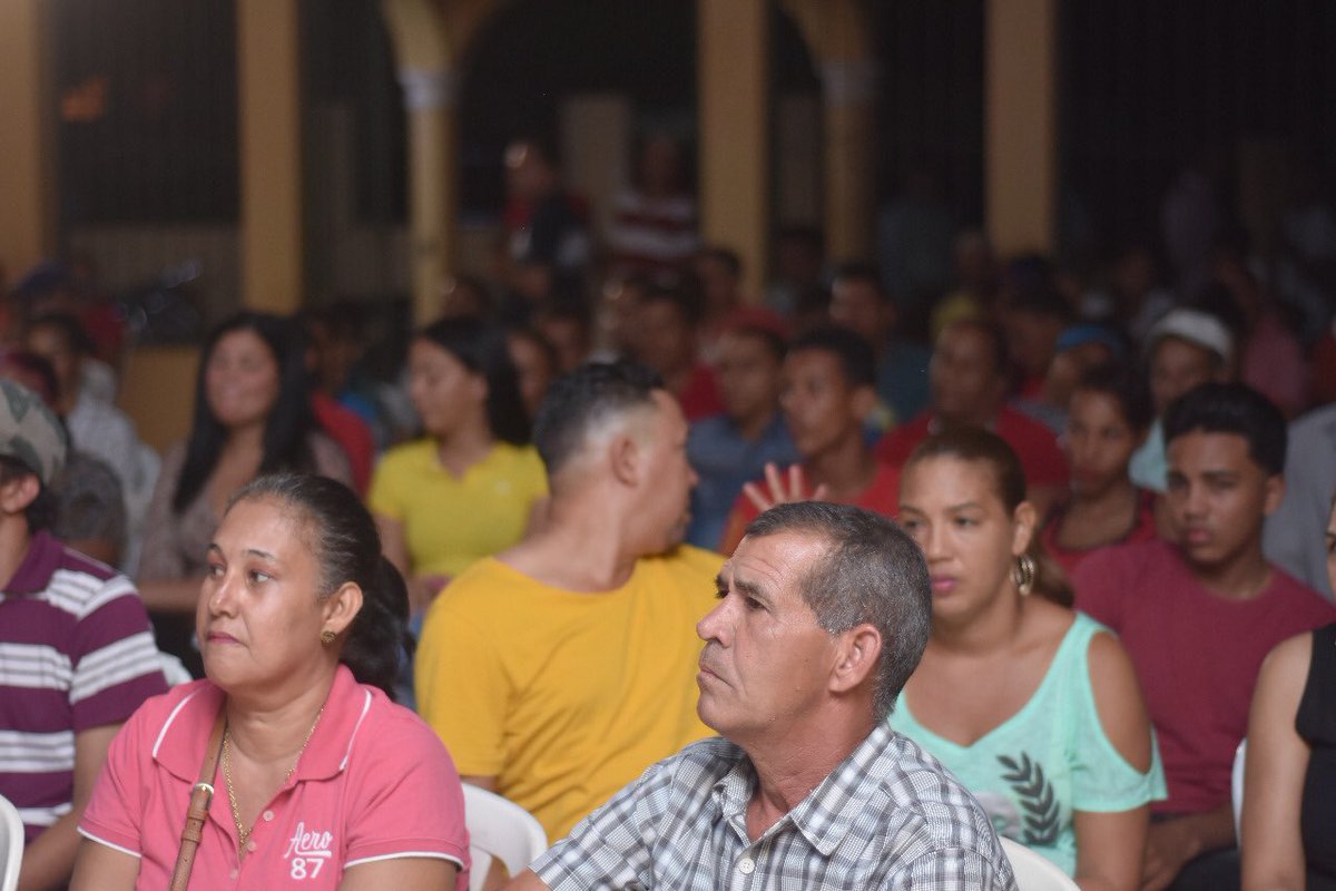 FernandoRosaRD's tweet photo. Cada día me sorprendo más con la alegría y armonía con la que soy recibido por los líderes comunitarios. Hoy, #LaCanela se comprometieron a trajabar en conjunto para construir un proyecto municipal #PorConsenso.
#FernandoDeCerca https://t.co/JHAGFrN1QP