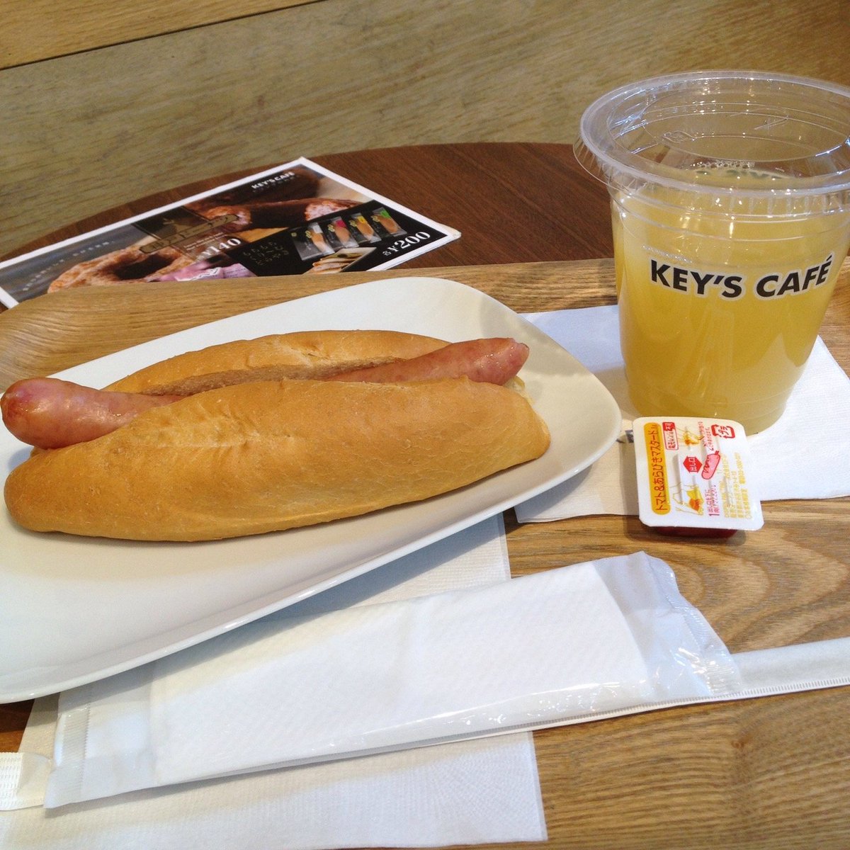 KEY'S CAFE(キーズ・カフェ)ビックカメラ名古屋JRゲートタワー店 モーニング(りんごジュース、ホットドッグ)